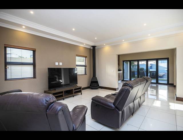 5 BEDROOM HOUSE TO LET IN PARKLANDS NORTH